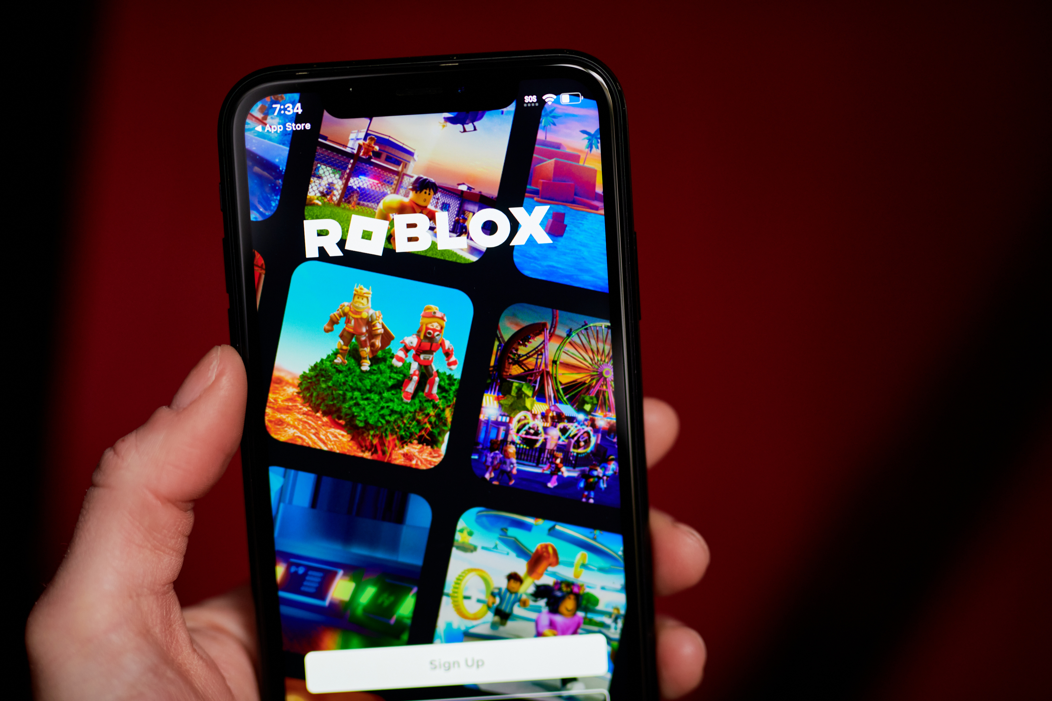Roblox now requires all users globally to complete age checks to access chat